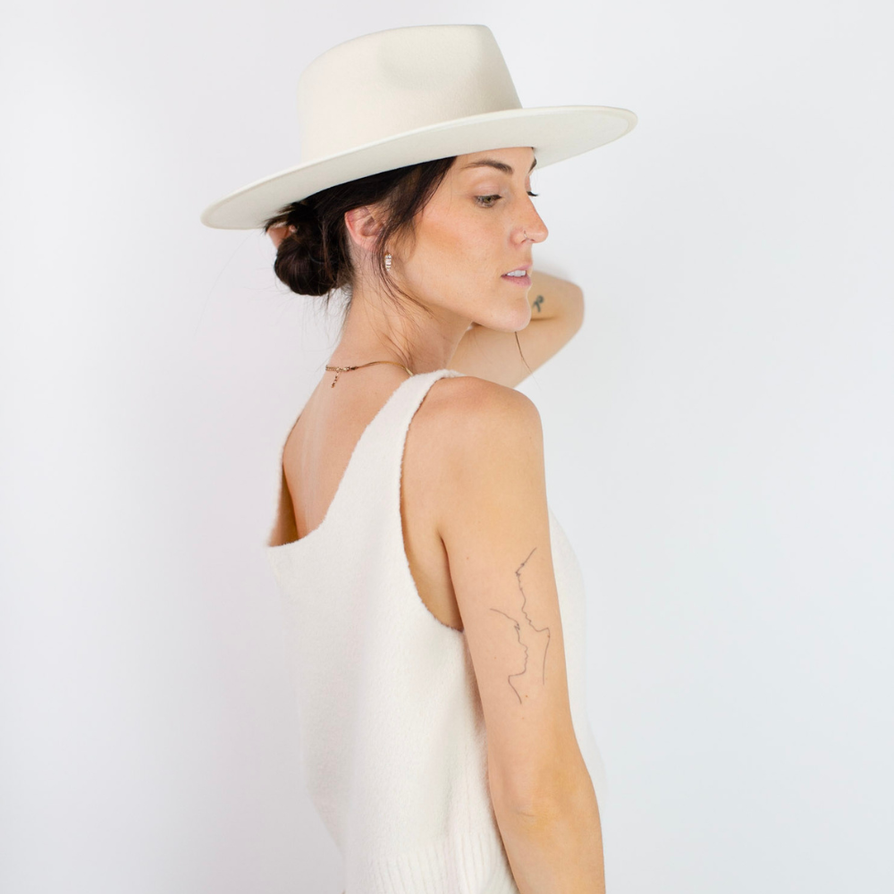 Discover the epitome of timeless elegance with the Good Future White Wide Brim Fedora featuring a luxurious Leather Band. This exquisite fedora is a statement of sophistication, boasting a wide brim and a stylish leather band. From the esteemed brand, Good Future, it embodies quality and style, making it an essential addition for those who seek both fashion and distinction.